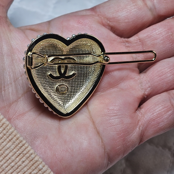 <AUTH> Chanel Vintage Pearl and Gold Heart Hair Clip Barette Like New Stamped - Picture 5 of 9